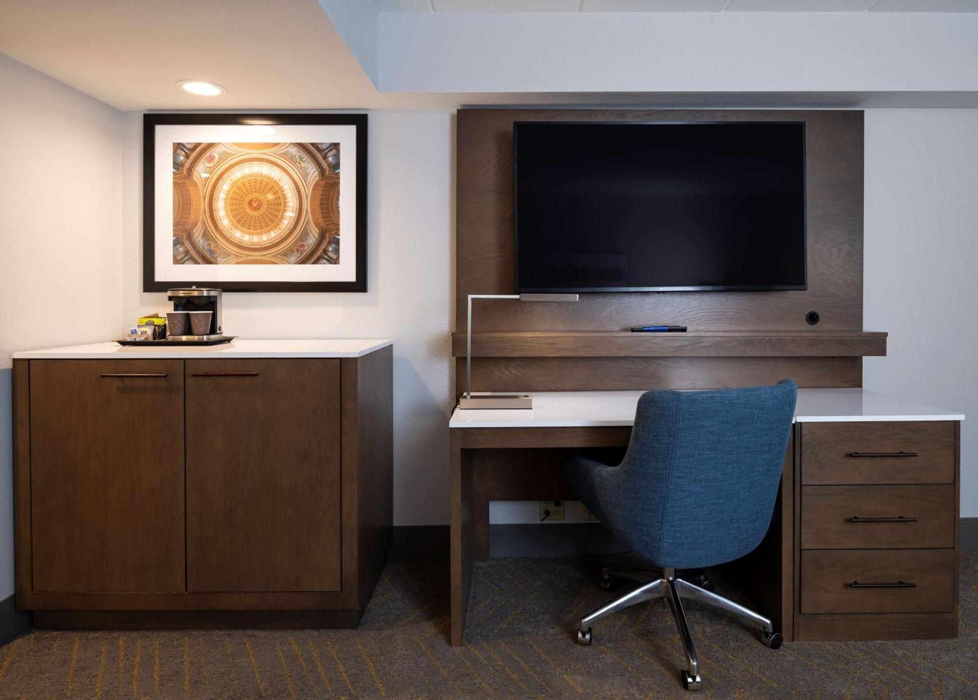 Hotel Doubletree By Hilton Madison East Exteriér fotografie